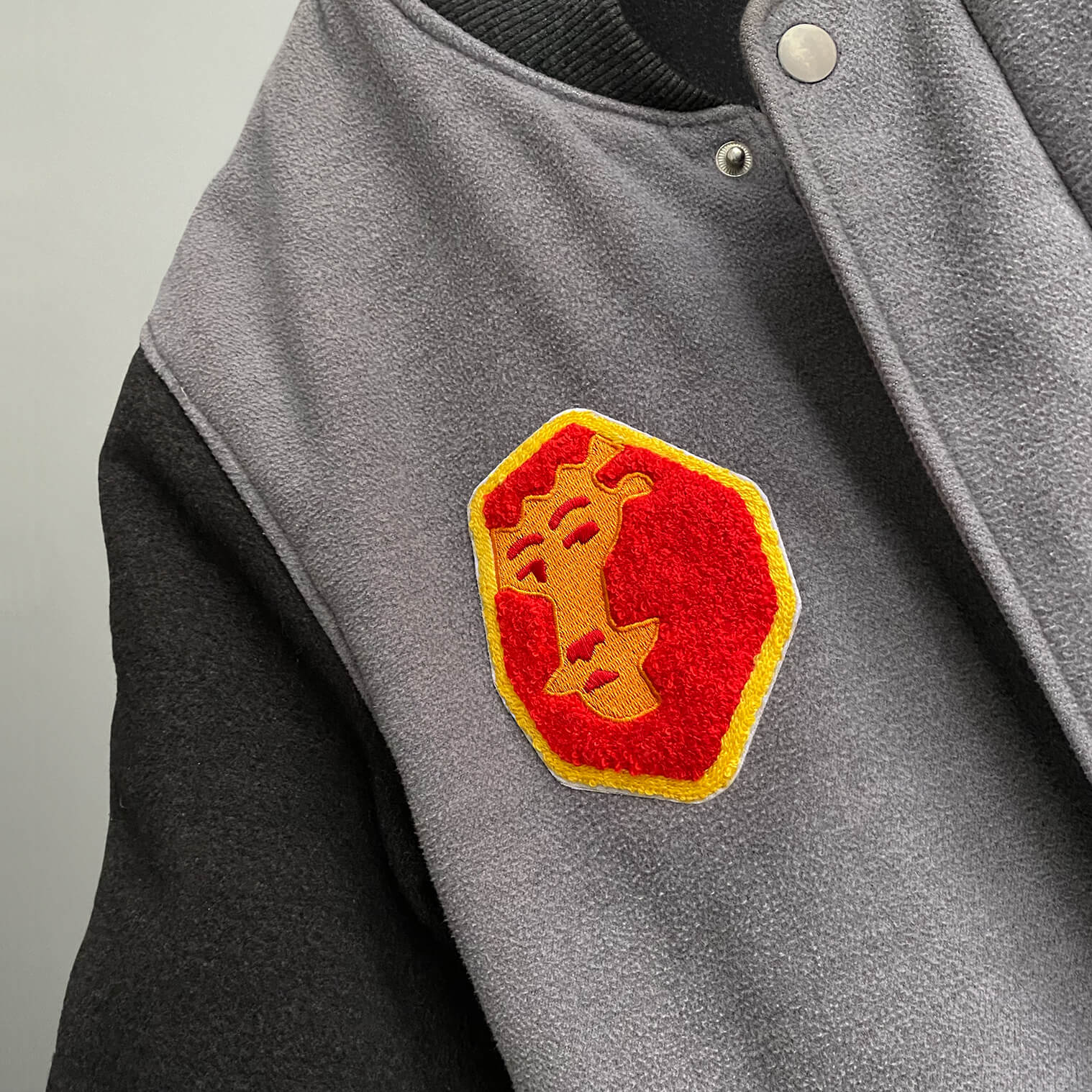 Стикерпаки, значки, нашивки, кулон и прочий мерч со львом. Автор Алексей Бархан.