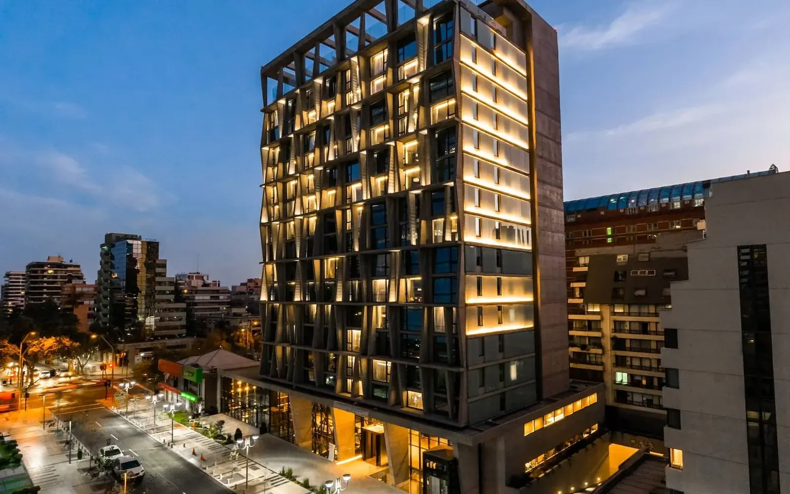 Здание Hyatt Centric в сумерках в районе Лас-Кондес, Сантьяго