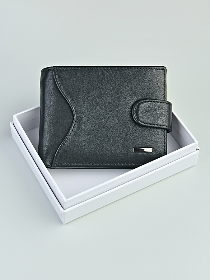 Портмоне мужское. Изделие выполнено из натуральной кожи, закрывается на кнопку.