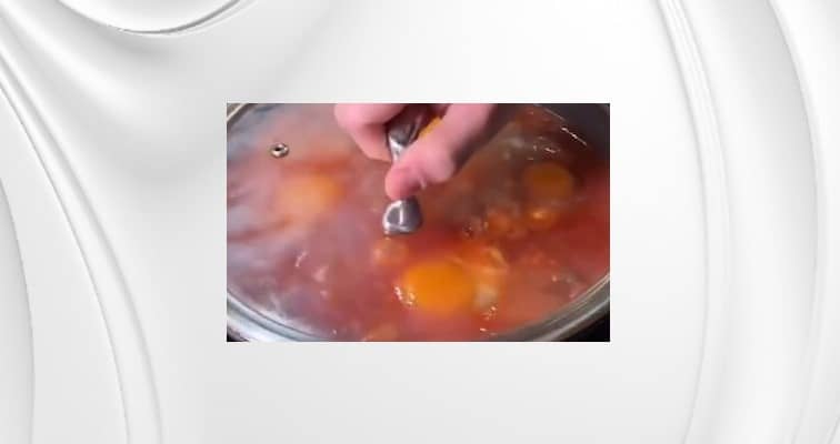 Приготовление шакшуки с мясом и фетой на сковороде: шаг 9