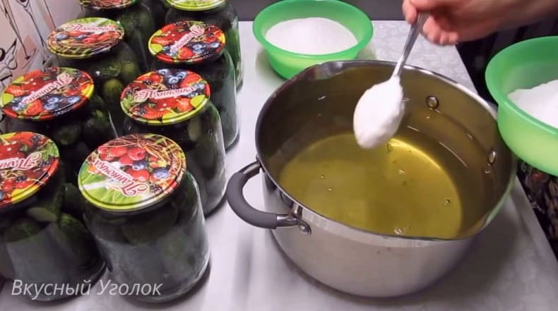 Приготовление маринованных огурцов на зиму с уксусом: шаг 14