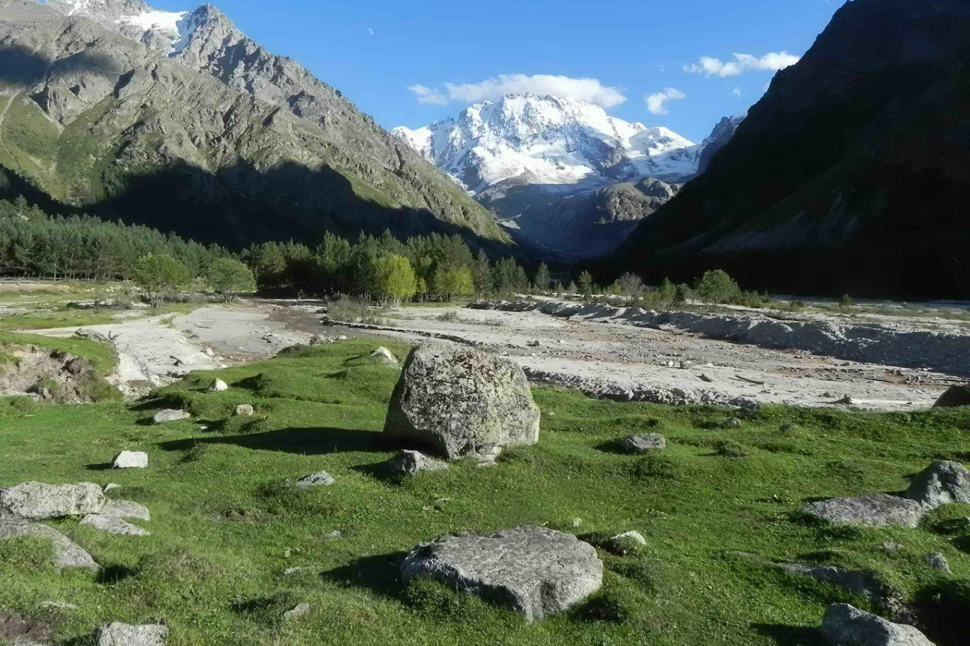 Улутау мать горе кабардино балкария. Уллу-Тау гора. Улутау мать-гора Кабардино-Балкария. Ущелье Уллу Тау. Мать гора Уллу Тау.