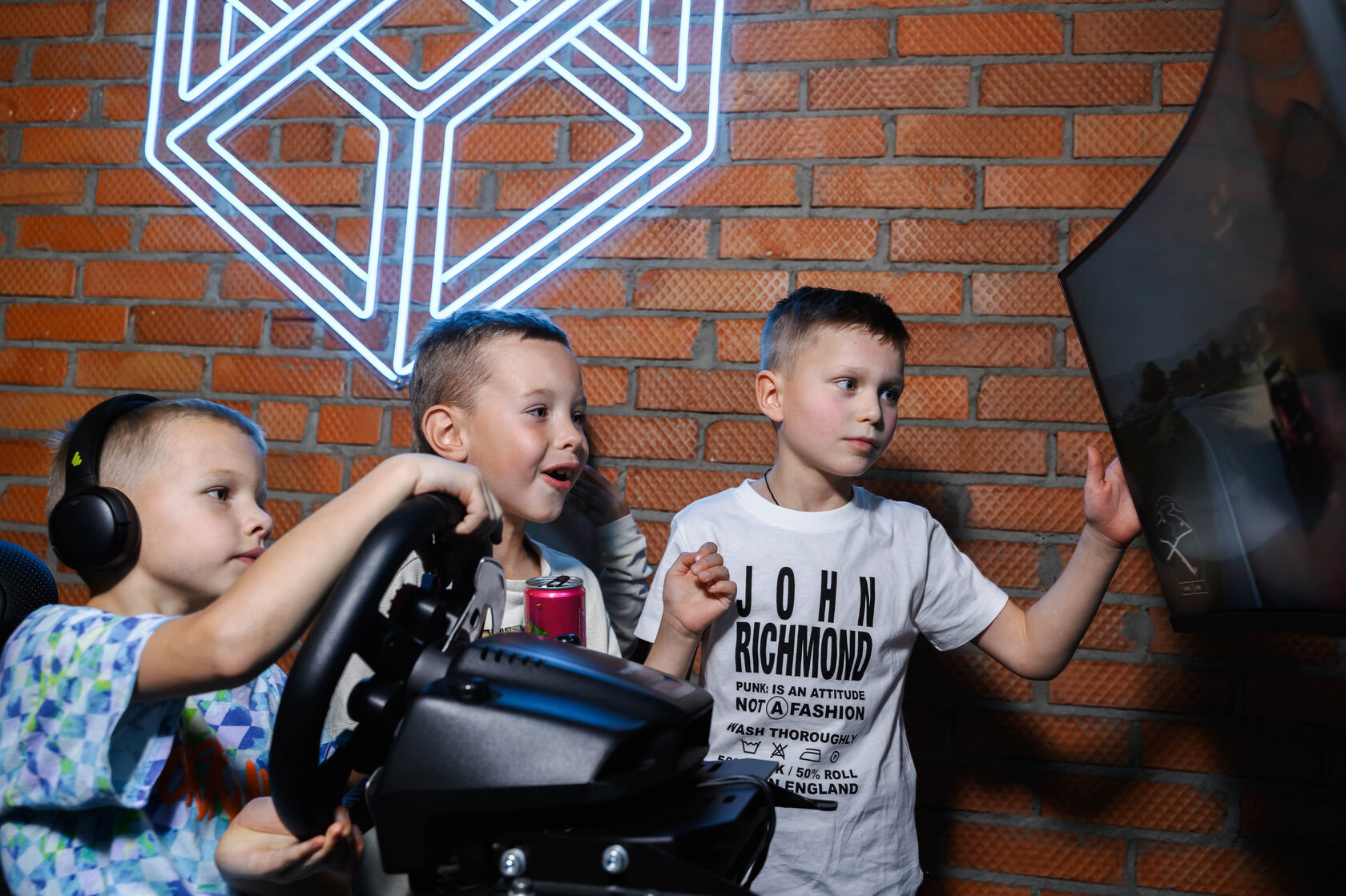 VR против реальности: эти автосимуляторы дарят больше адреналина, чем настоящие гонки! VR автосимуляторы в СПб.