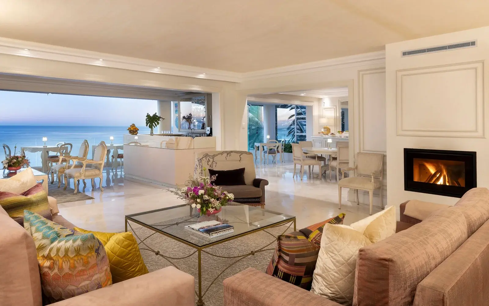 Гостиная с камином, диванами и выходом на террасу, The Clarendon Bantry Bay