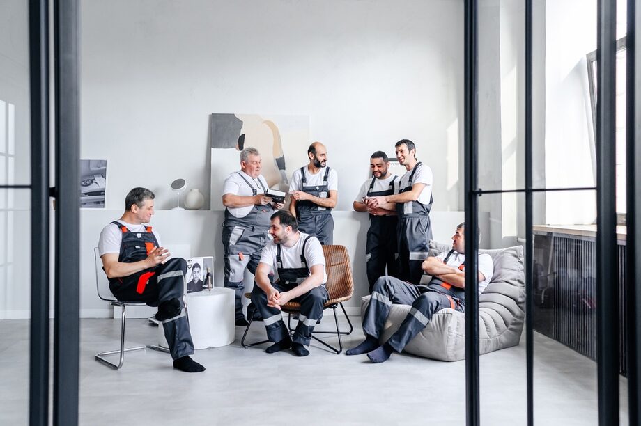 Дизайнер и строительная команда обсуждают реализацию дизайн-проекта