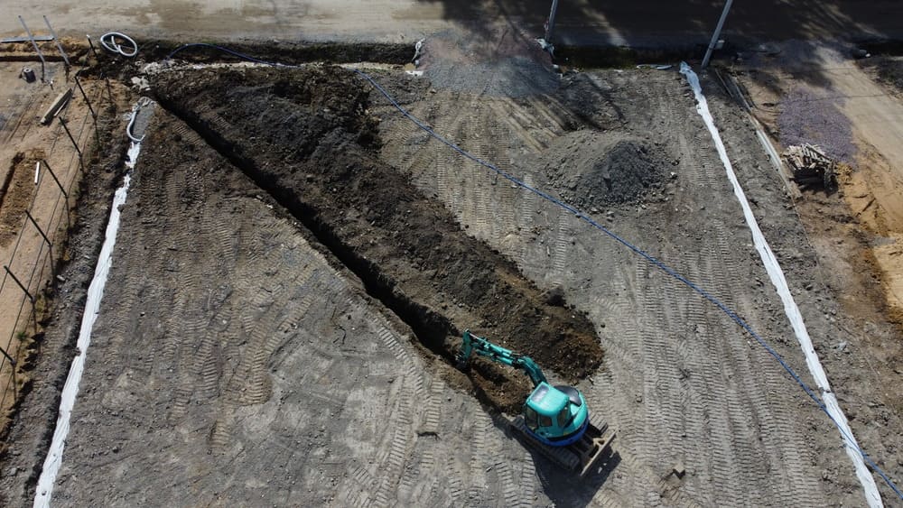 Рытье дренажной траншеи при работах по устройству дренажа под ключ в спб и ло