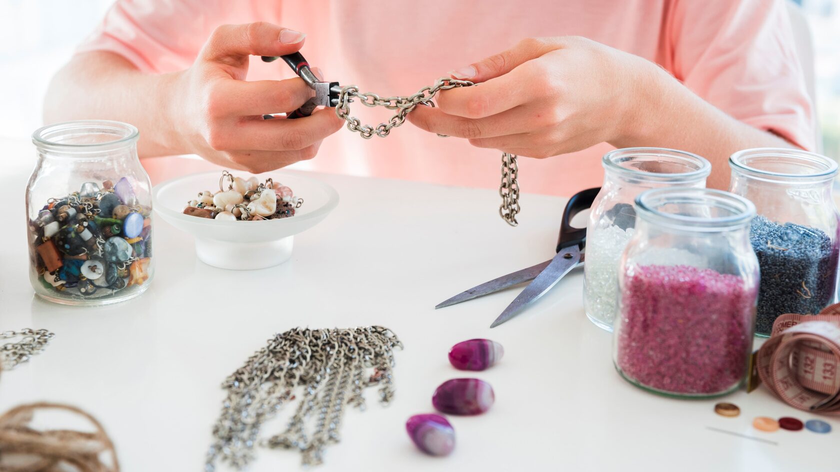 фото нанесения макияжа на лицо девушки 