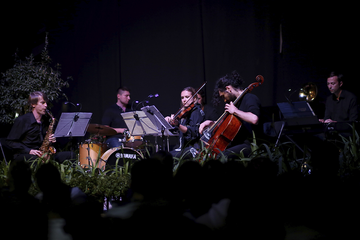 Концерт ханса циммера в москве. Планетарий artemusicum. Hans Zimmer Universe дирижер в Москве.