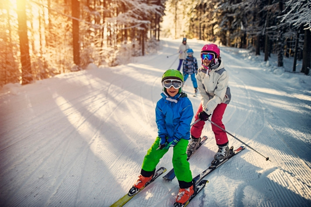 Катание на лыжах. Катание на лыжах дети. Дети катаются на лыжах. Детский лыжный спорт. Занятий зимними видами спорта