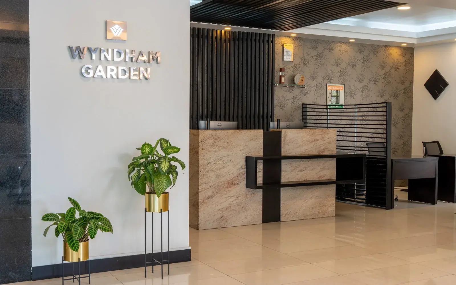 Ресепшен с мраморной стойкой и вывеской Wyndham Garden, Кито