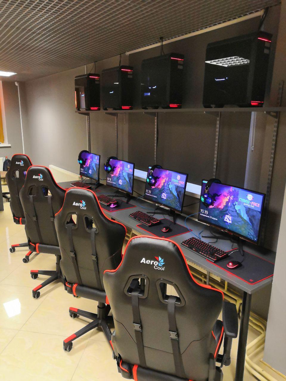 Игровые клубы в москве. Игровой компьютерный зал. Игровой компьютерный клуб. Дизайн компьютерного клуба. Игровой компьютерный салон.