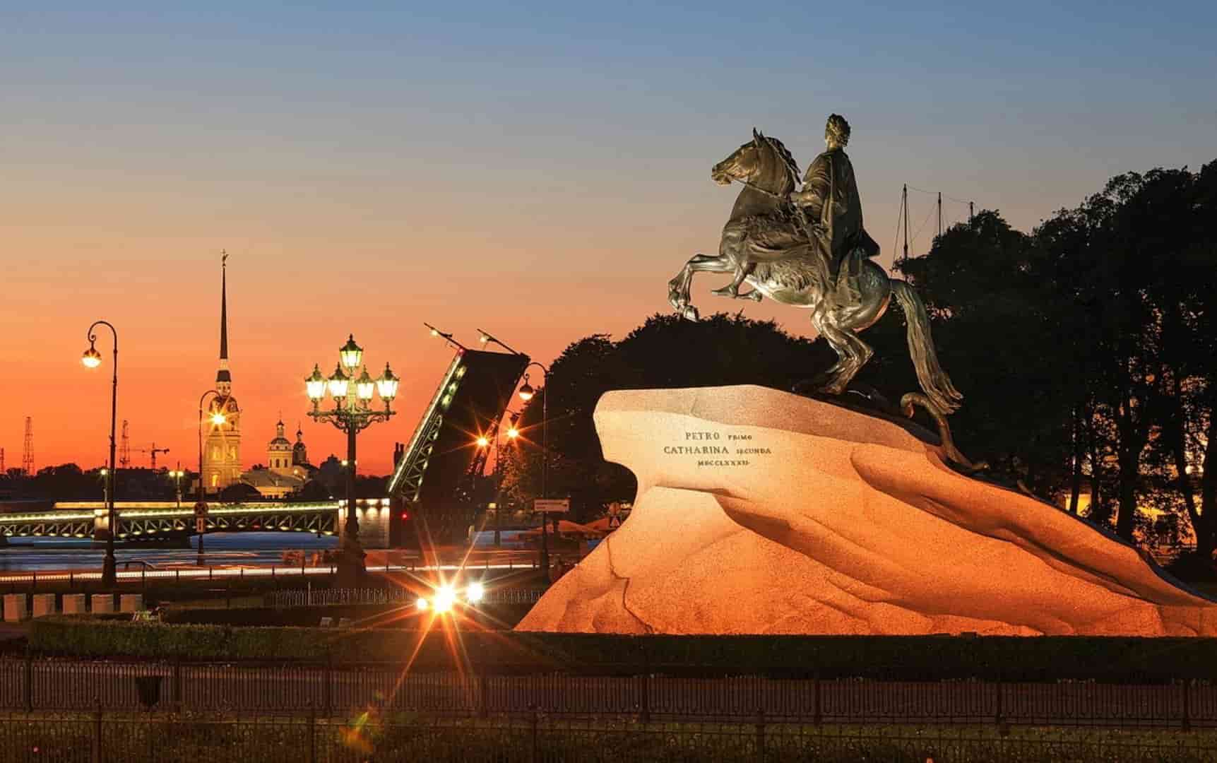 Санкт петербург город петра. Медный всадник памятник в Санкт-Петербурге. Памятник Петру 1 в Санкт-Петербурге медный всадник. Медный всадник памятник. Памятник Петру i медный всадник.