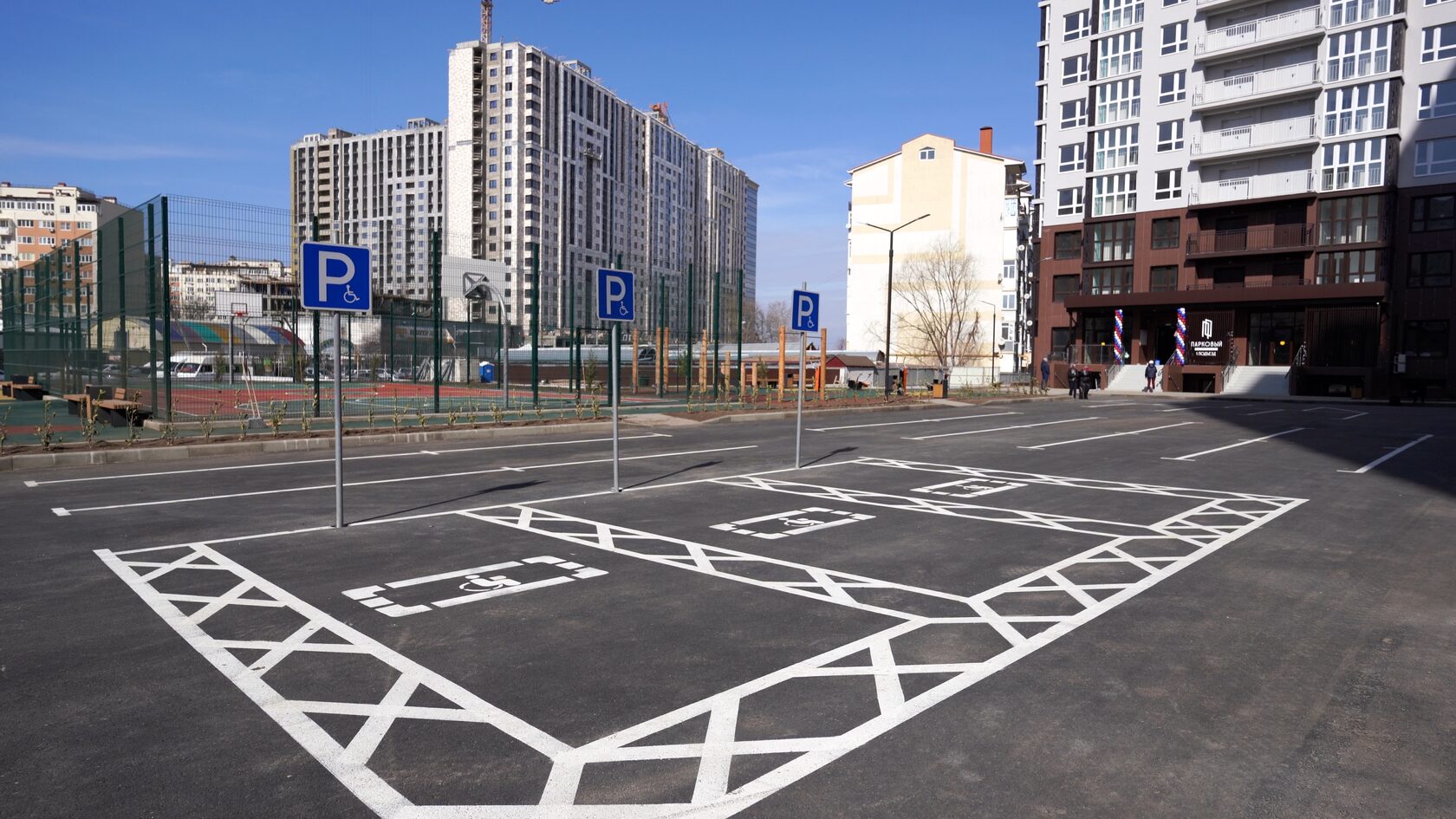 Благоустроенная территория жилого комплекса в Анапе