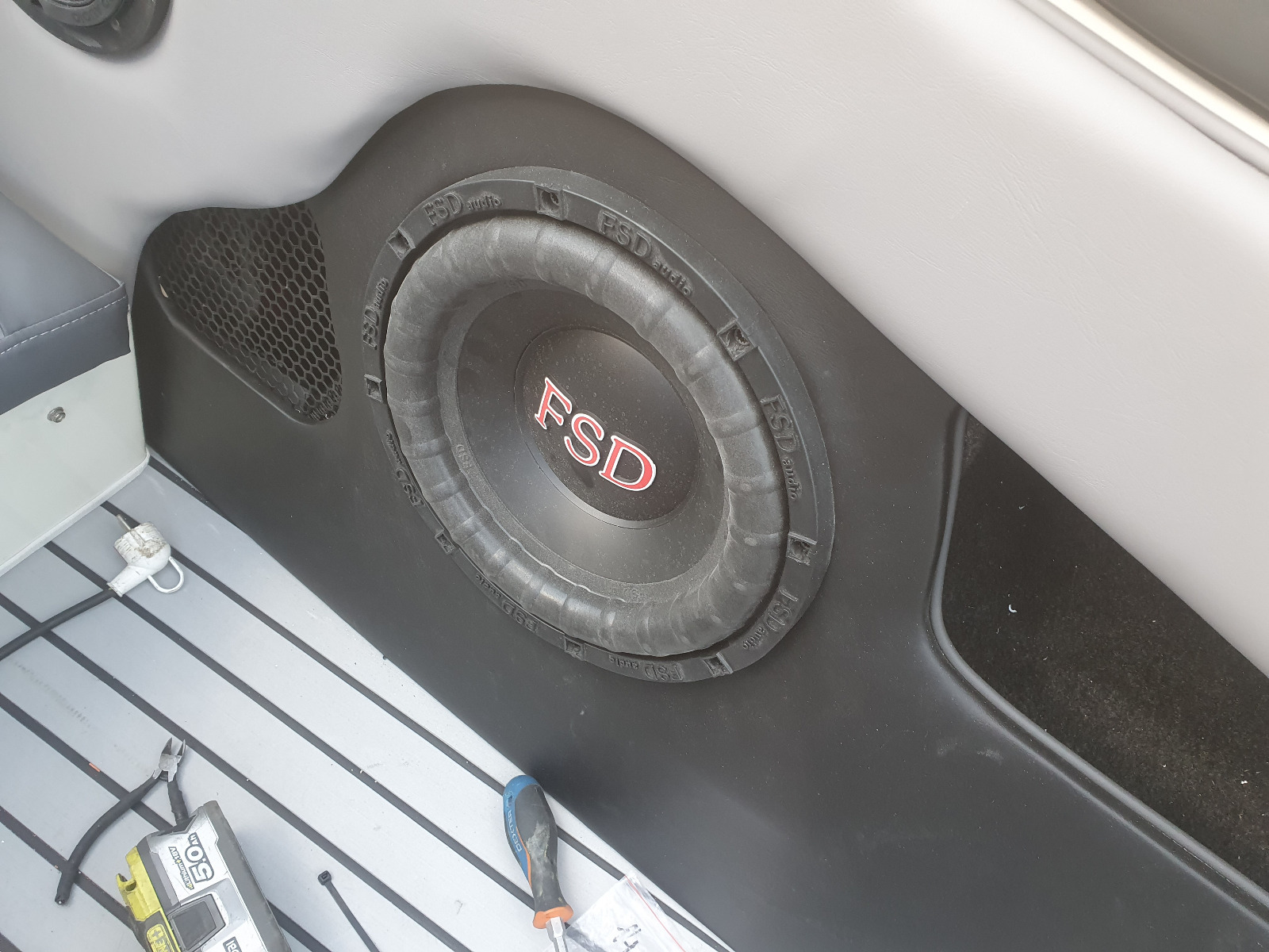 установка сабвуфера в водную технику