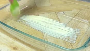 Приготовление заливного пирога с капустой на кефире в духовке: шаг 12