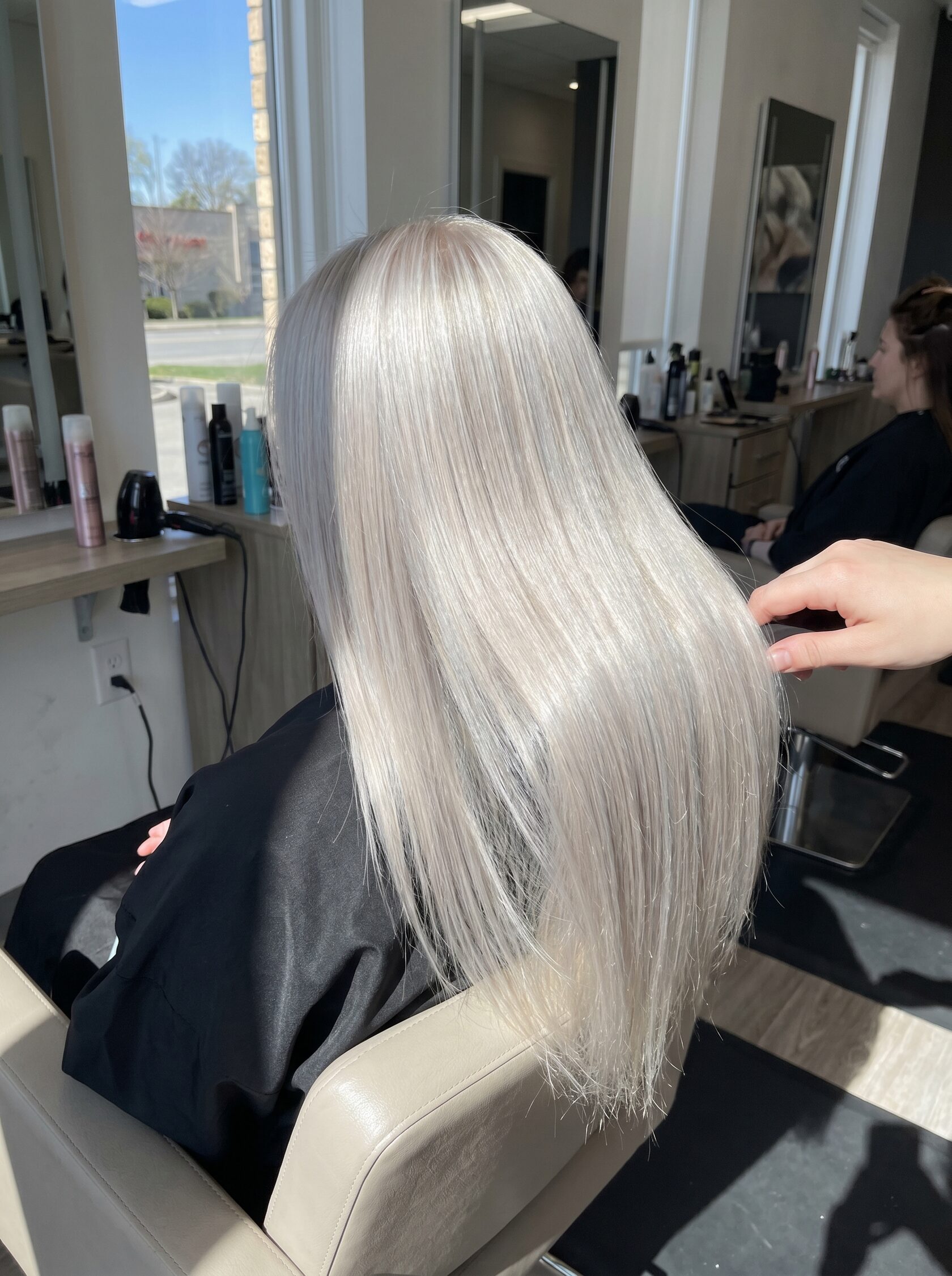 светлый холодный блонд на ровных ухоженных волосах