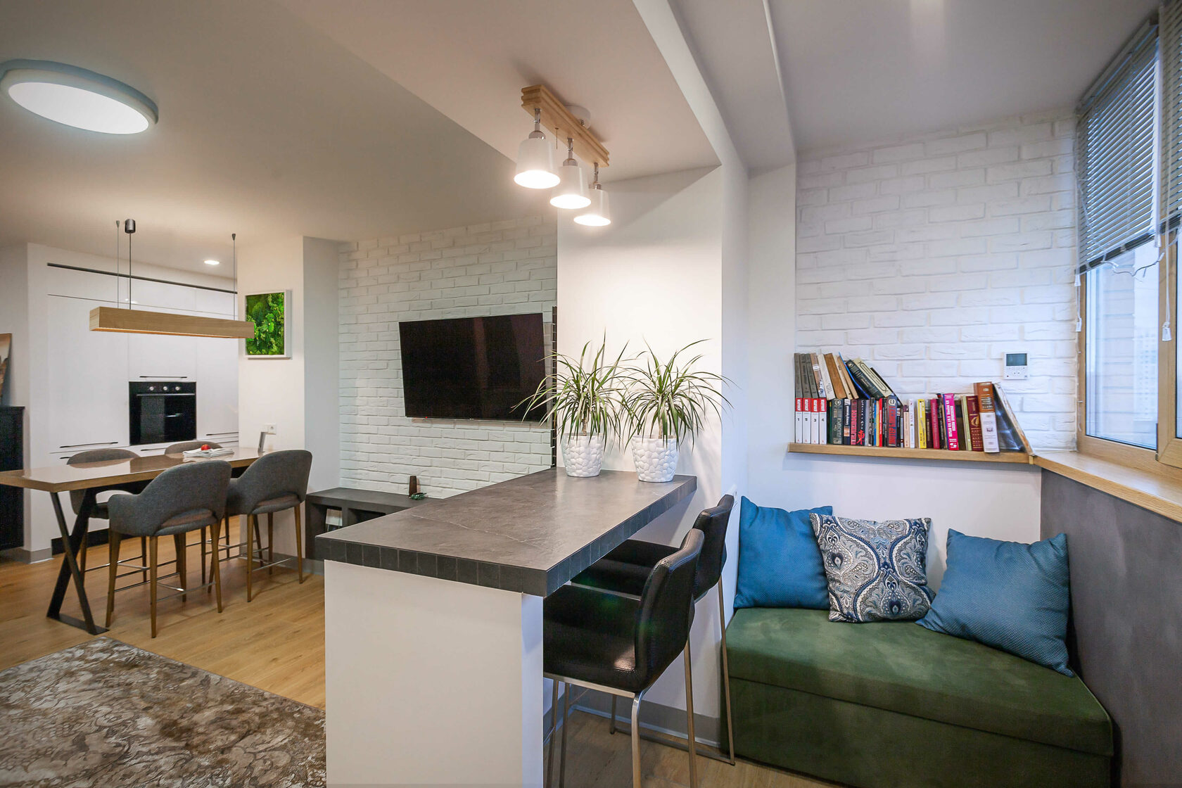 Железнодорожный - Дизайн интерьера гостиная диван, стол, стулья, телевизор