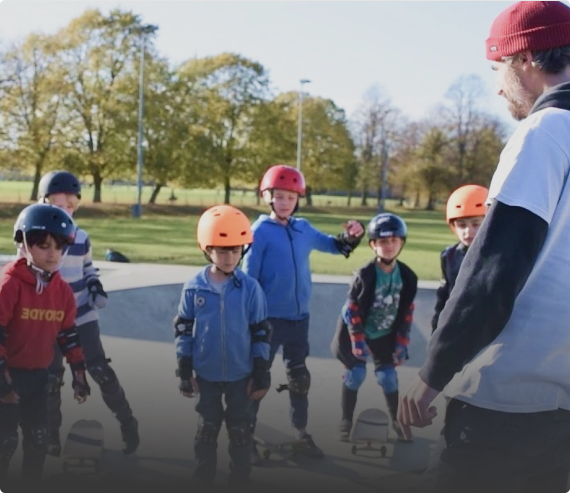 Групповое занятие на скейте