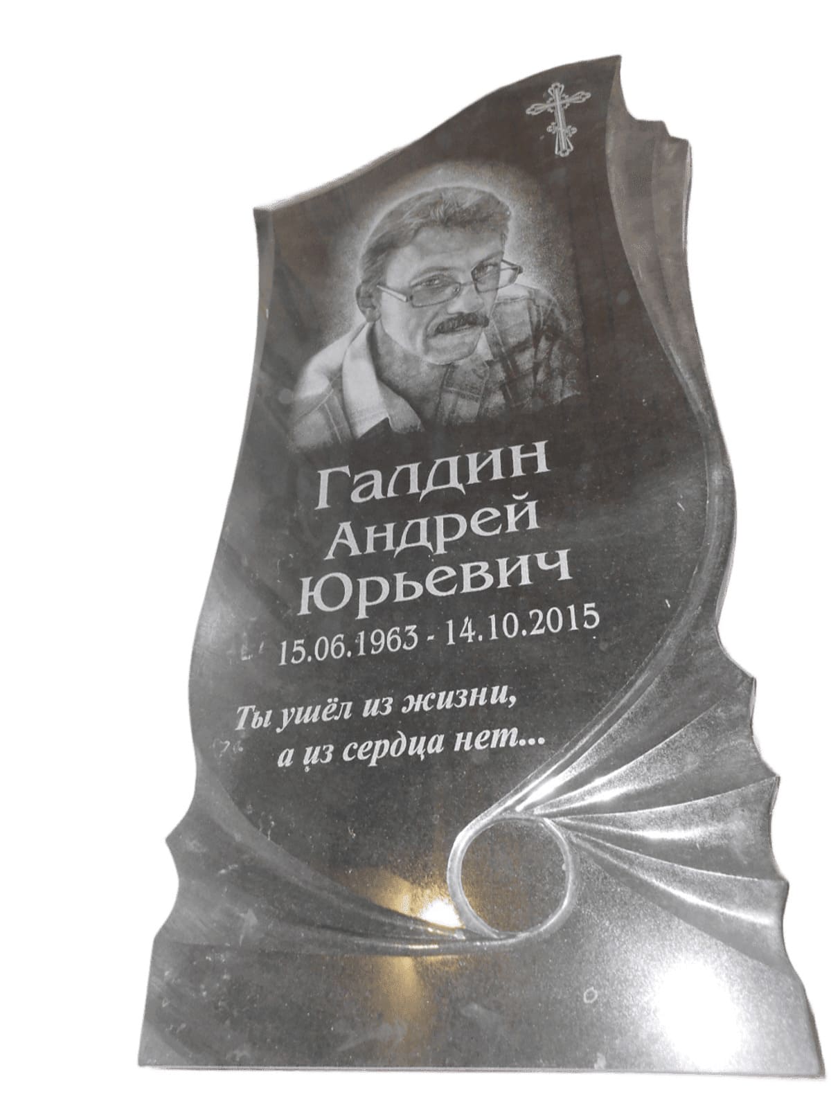 Памятник из Китайского гранита с вырубной формой, размер 1000х500