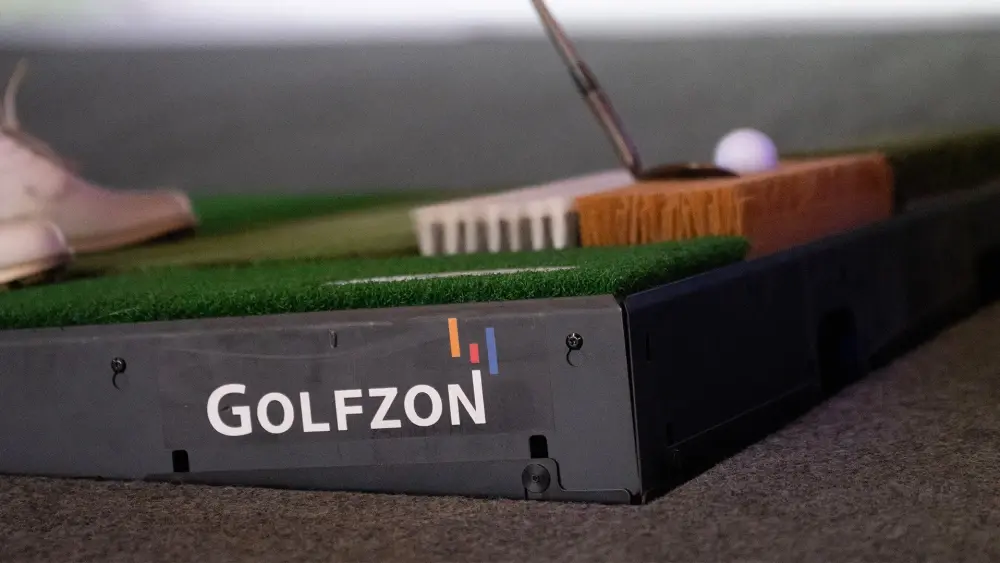 Гидравлическая платформа Golfzon с регулируемыми углами наклона для имитации рельефа поля