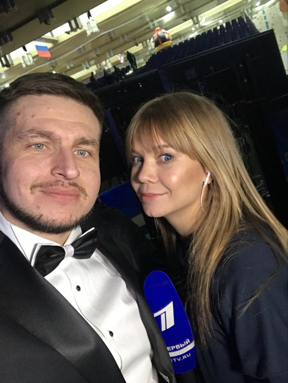 Алексей Кобелюк с журналисткой на мероприятии