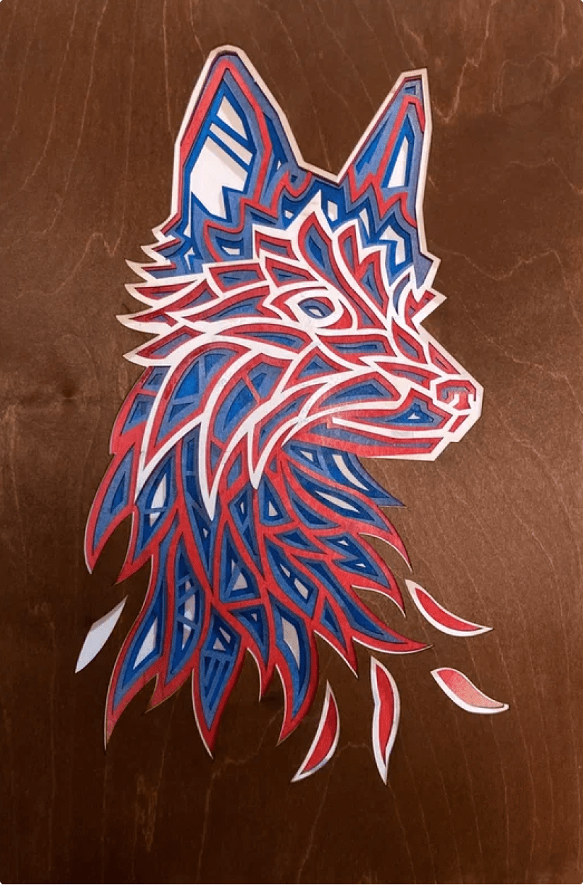 Деревянное панно головы лисы. В дизайне использованы красные и синие линии на коричневом фоне, которые создают абстрактный и динамичный внешний вид с острыми углами и яркими цветами