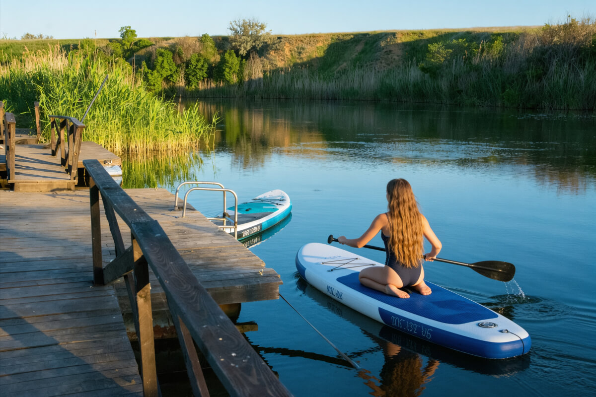 Девушка балансирует на sup-board
