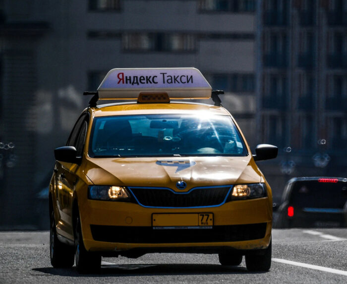 Таксопарк москва работа. Машины такси в Москве. Машина на Москва Казахстан такси.