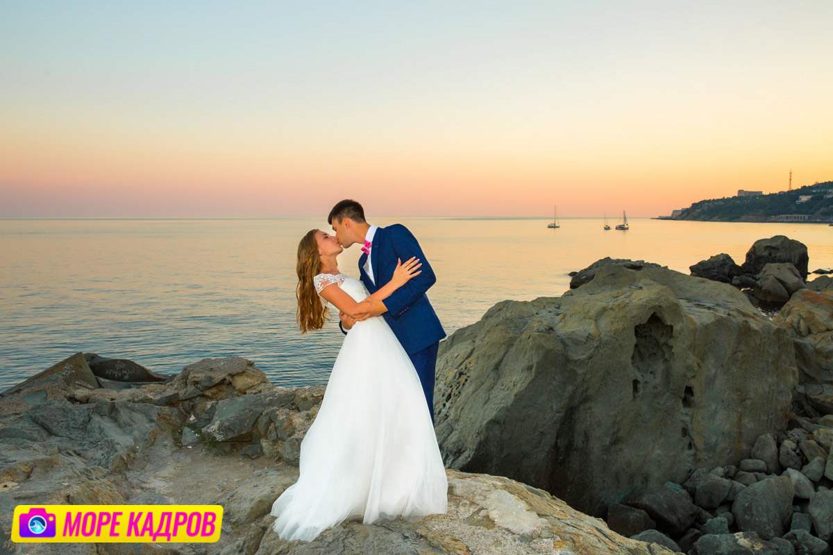 свадебная пара на тропе Голицына в Новом свете, профессиональный фотограф Судак