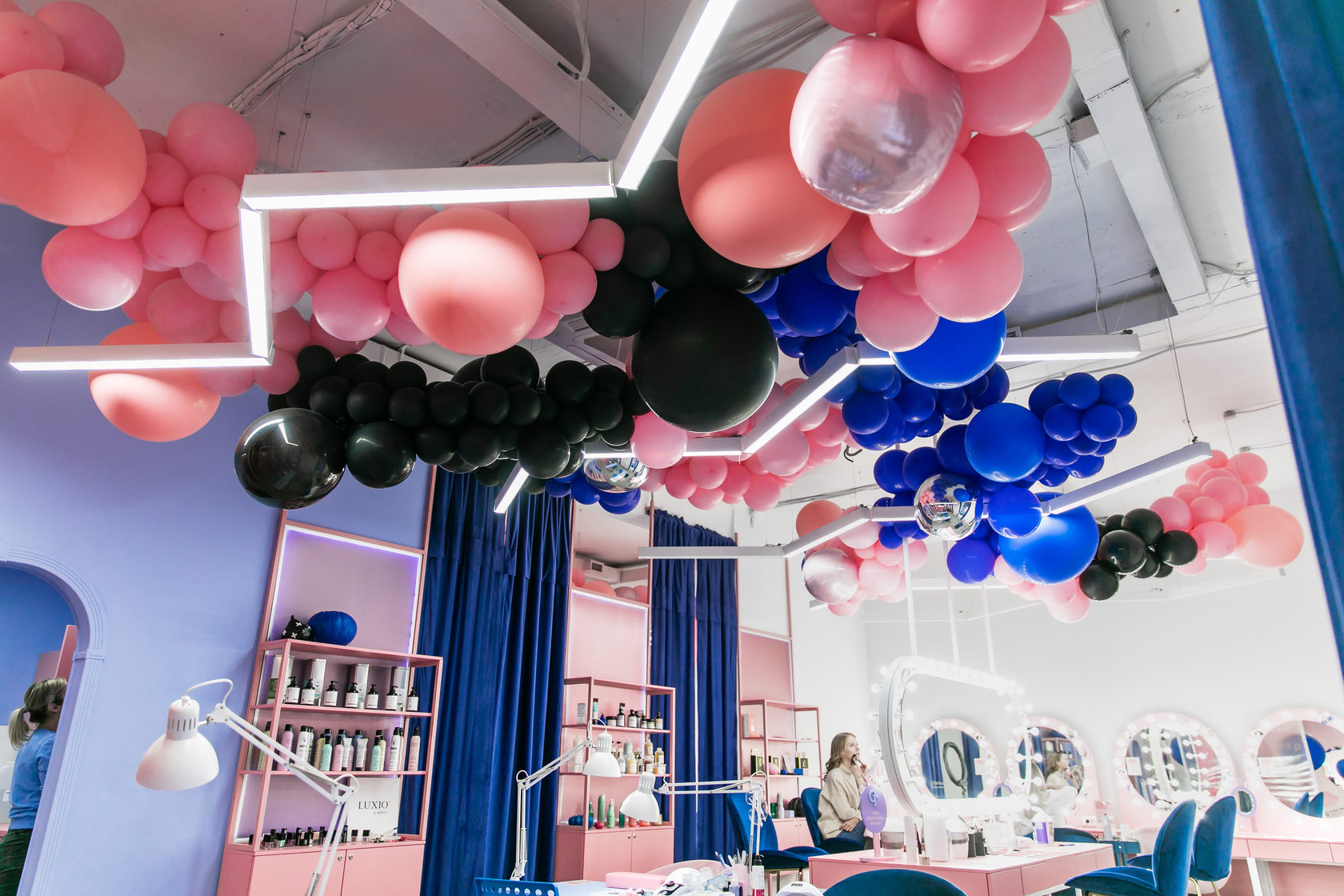 шары под потолок. воздушные шары центр. фестиваль воздушных шаров в австралии. стена из шаров. фотозоны из шариков.