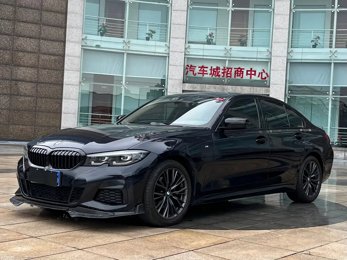BMW 325Li G28 2022 M Sport Night Edition — передняя часть тёмного седана, ракурс в три четверти