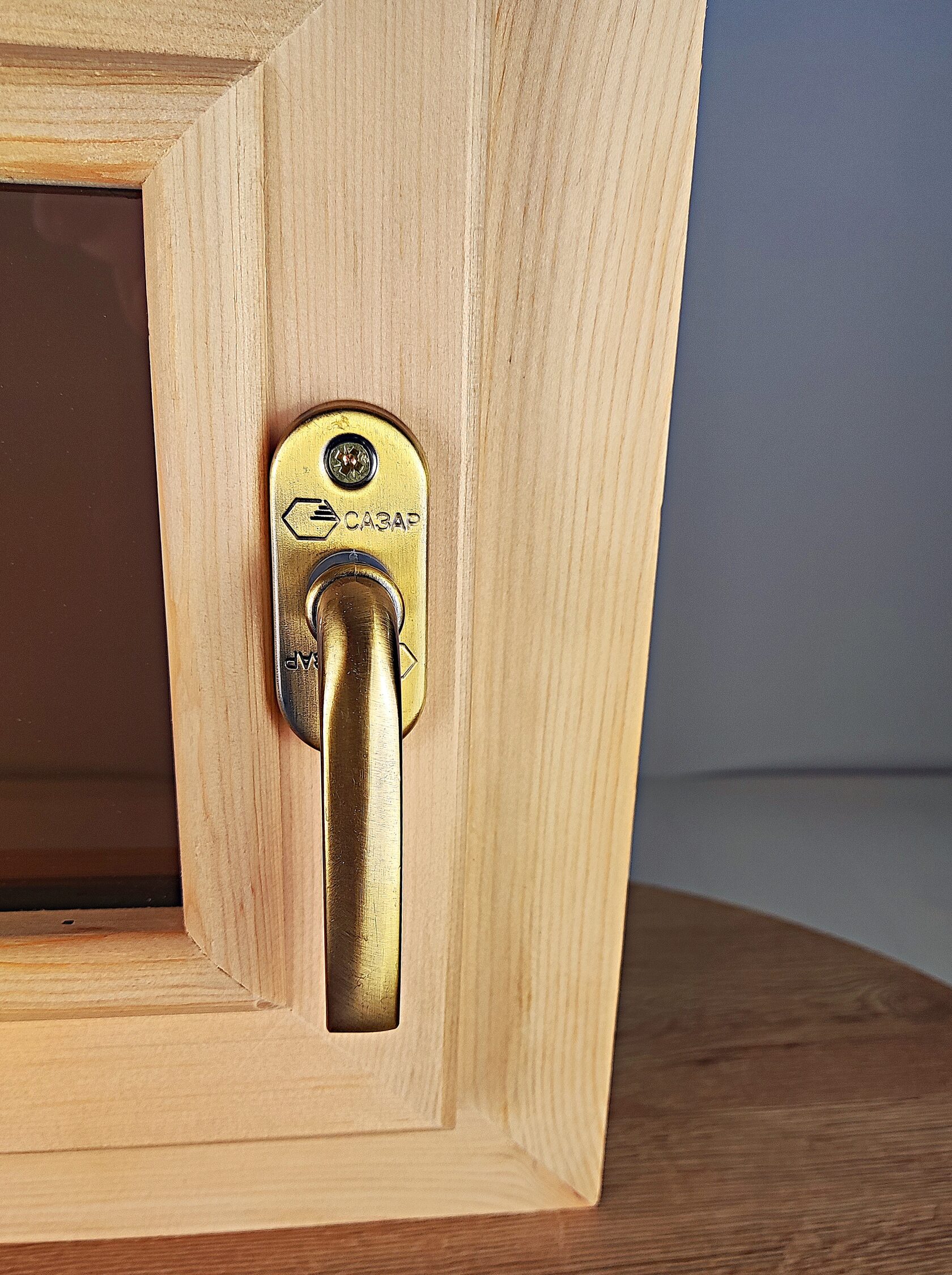 кедровое окно бронза ручка