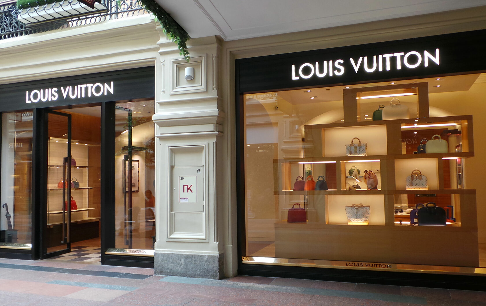 Оформление витрин и выставок в Москве