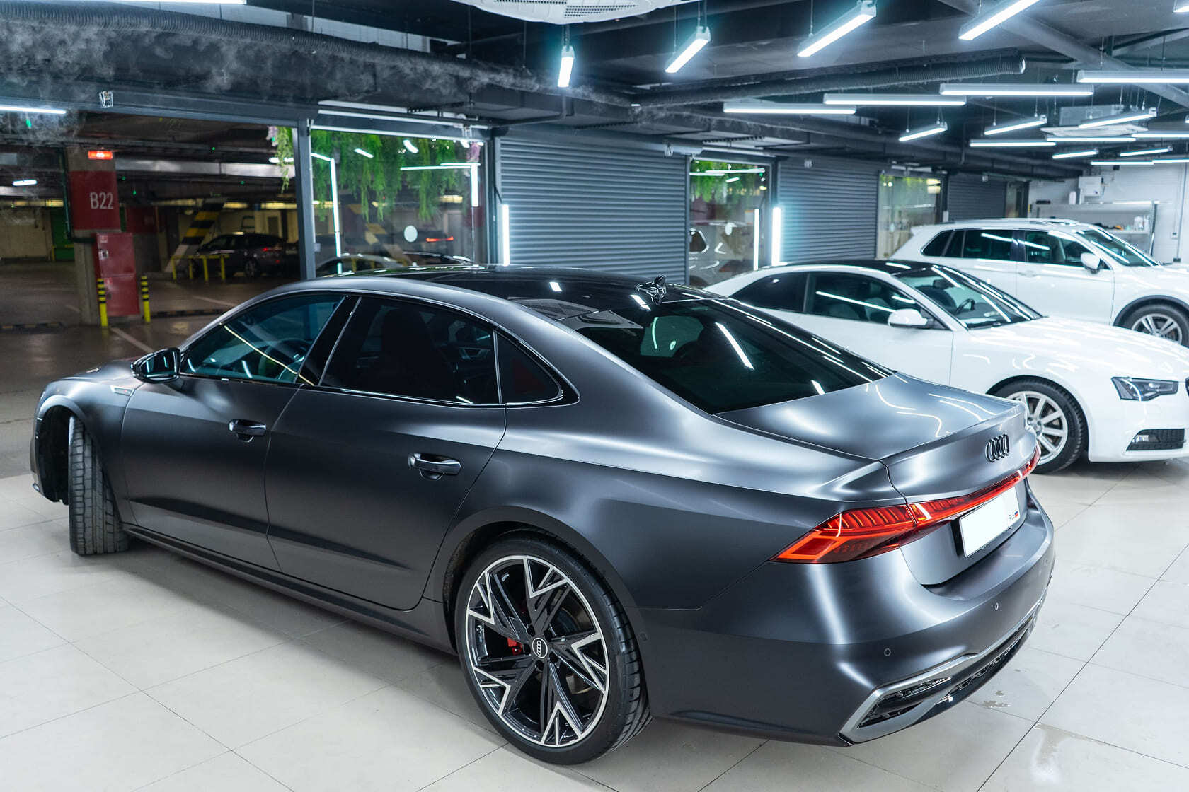 Процесс оклейки хромированных деталей Audi автовинилом