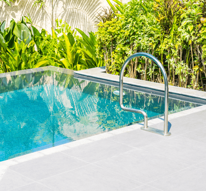 открытый бассейн с лестницей для входа