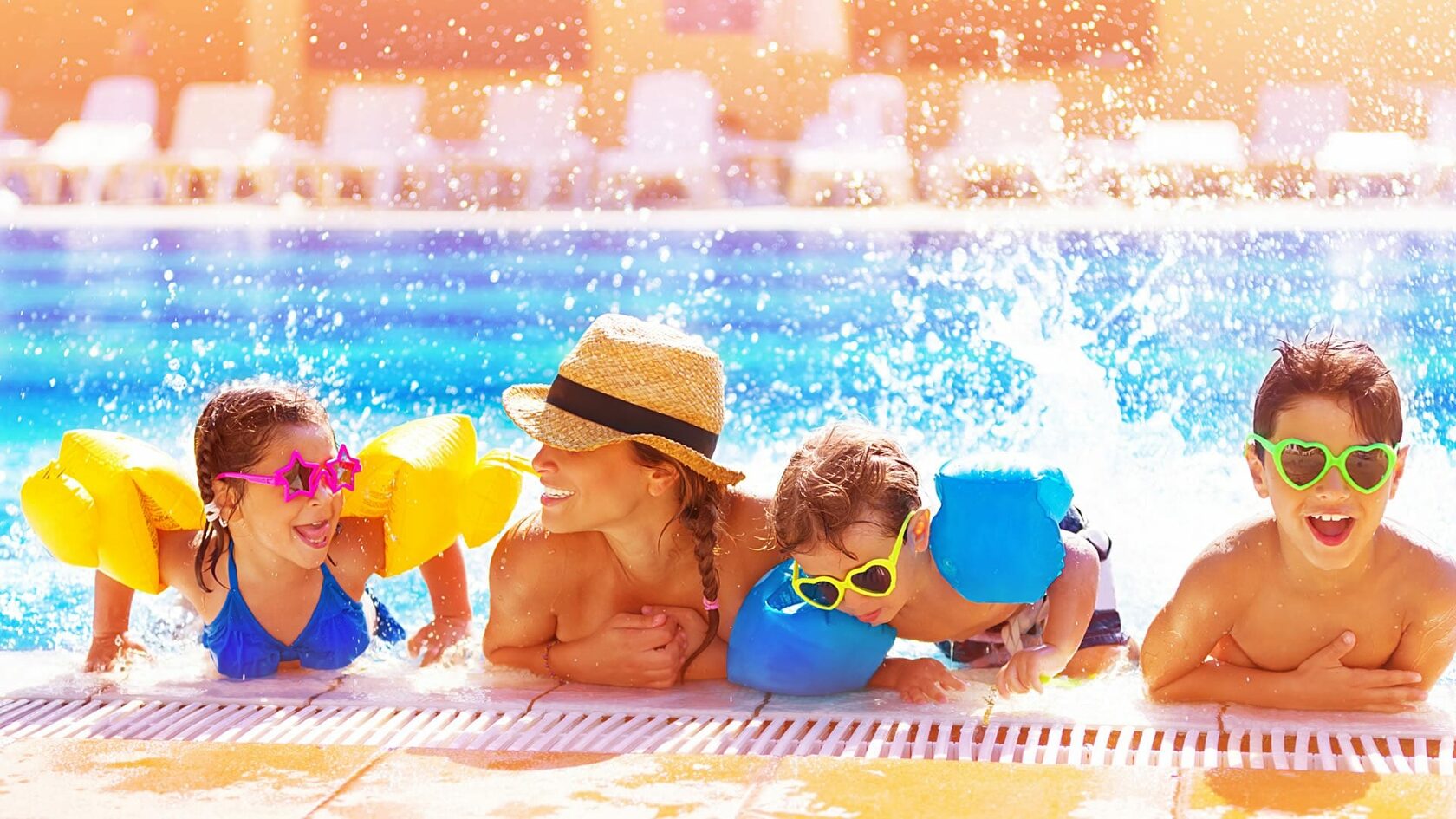 Счастливая семья в бассейне