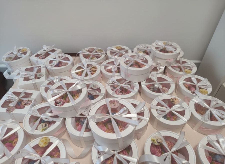 Тюльпаны из зефира в шляпной коробке с окном, диаметр 16 см 3