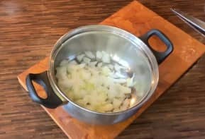 Приготовление крем-супа из цветной капусты со сливками и кабачком: шаг 3