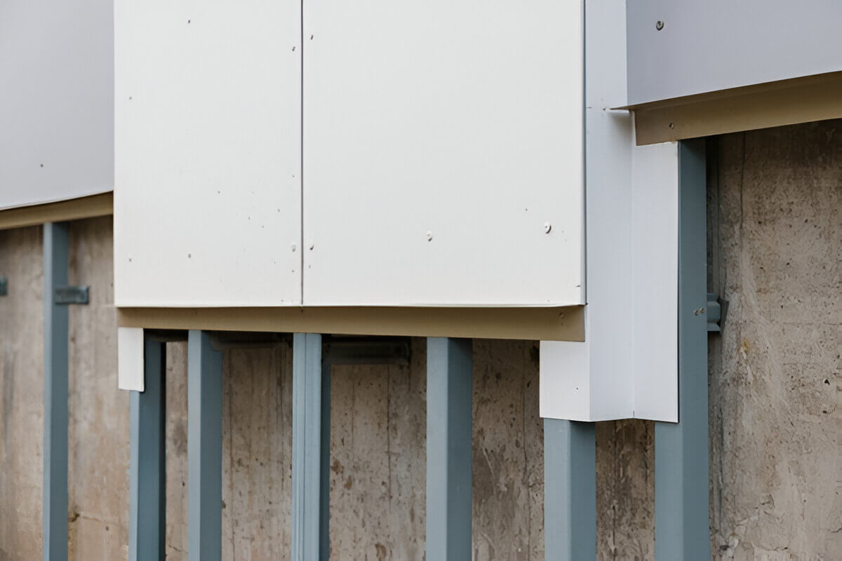 Крепёжные профили и облицовочные панели вентилируемого фасада — нижний узел подсистемы