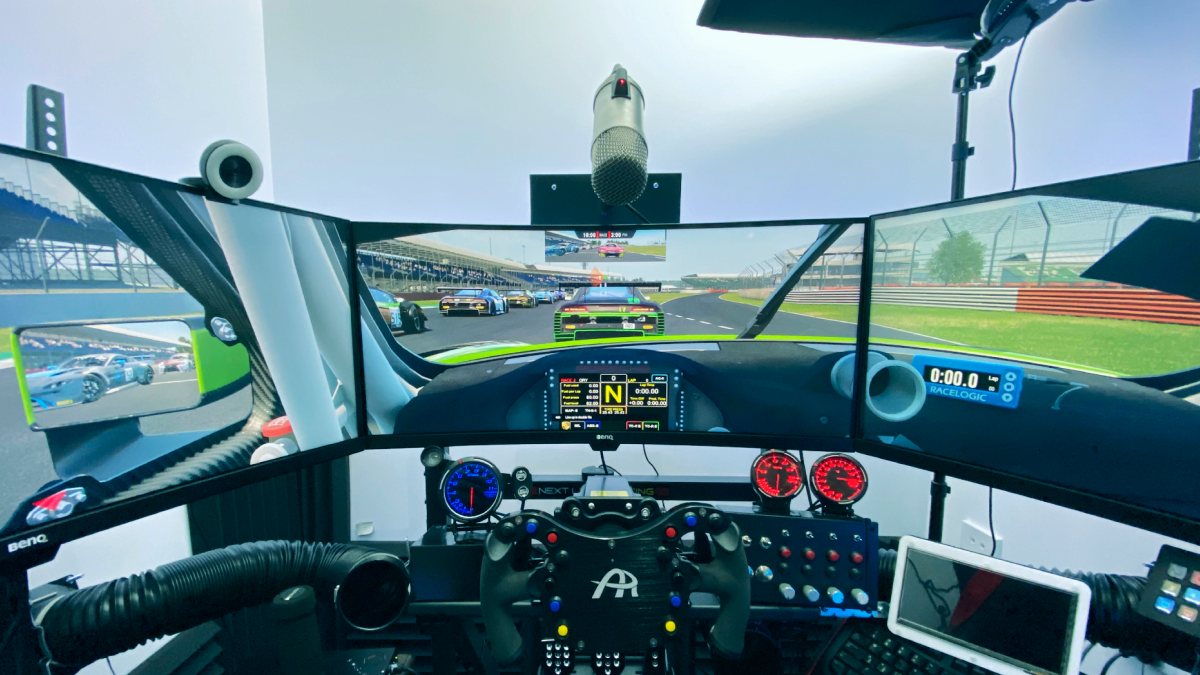 Реальная гонка внутри экрана