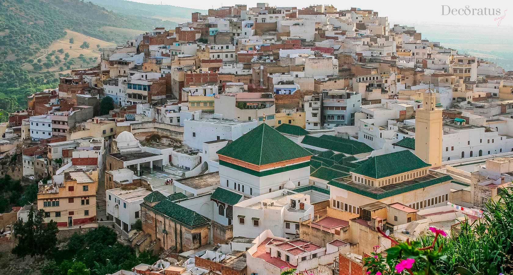 Город паломников Мулай-Идрис в окрестностях Мекнеса в Марокко