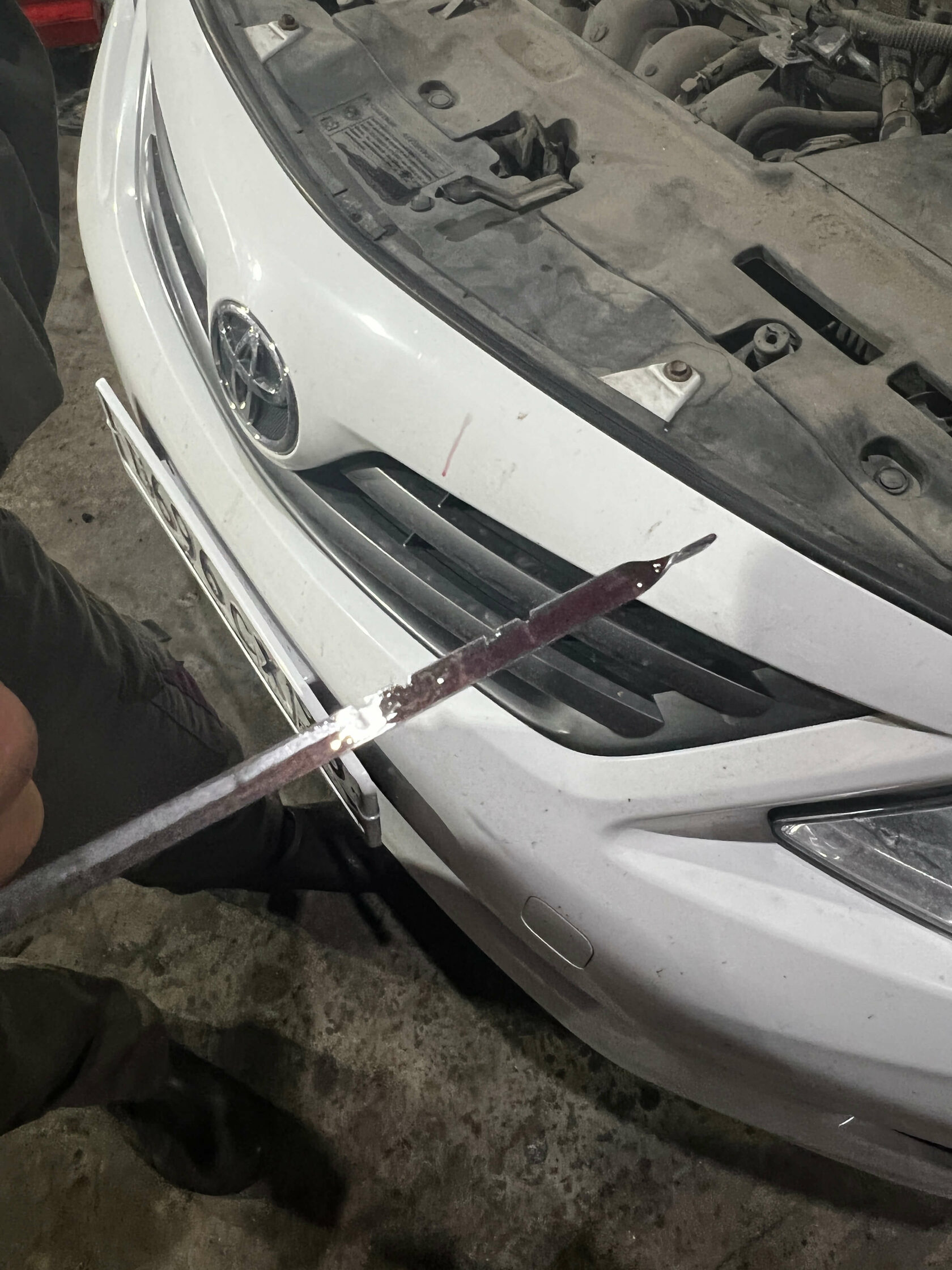 Проверка уровня масла по щупу Toyota