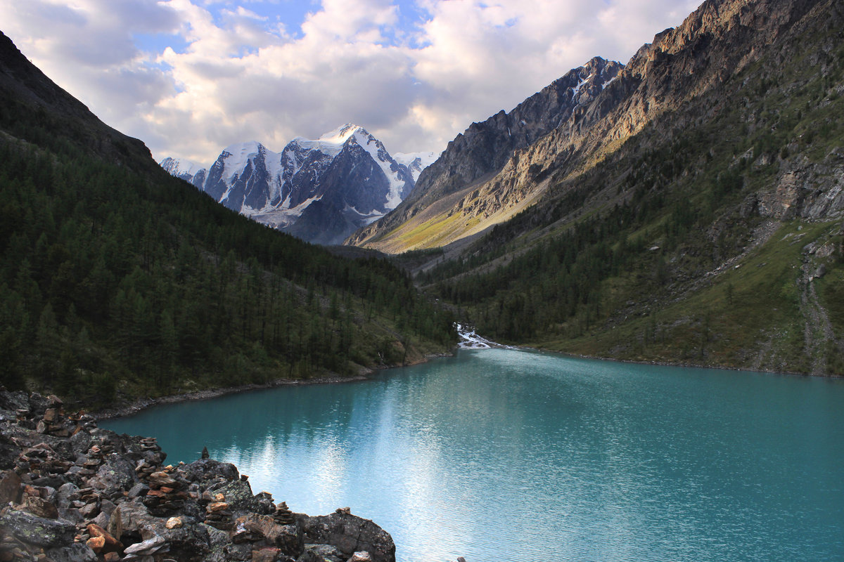 Алтай природное наследие. Гора Белуха река Катунь. Золотые горы Алтая Алтайские горы. Знаменитое озеро на Алтае. Алтайские горы наследие ЮНЕСКО.
