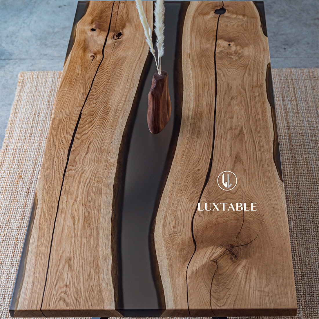 Epoxidharz Tische Alagoas aus europäischem Nussbaum und hellblauem Epoxidharz mit Metallic Effekt