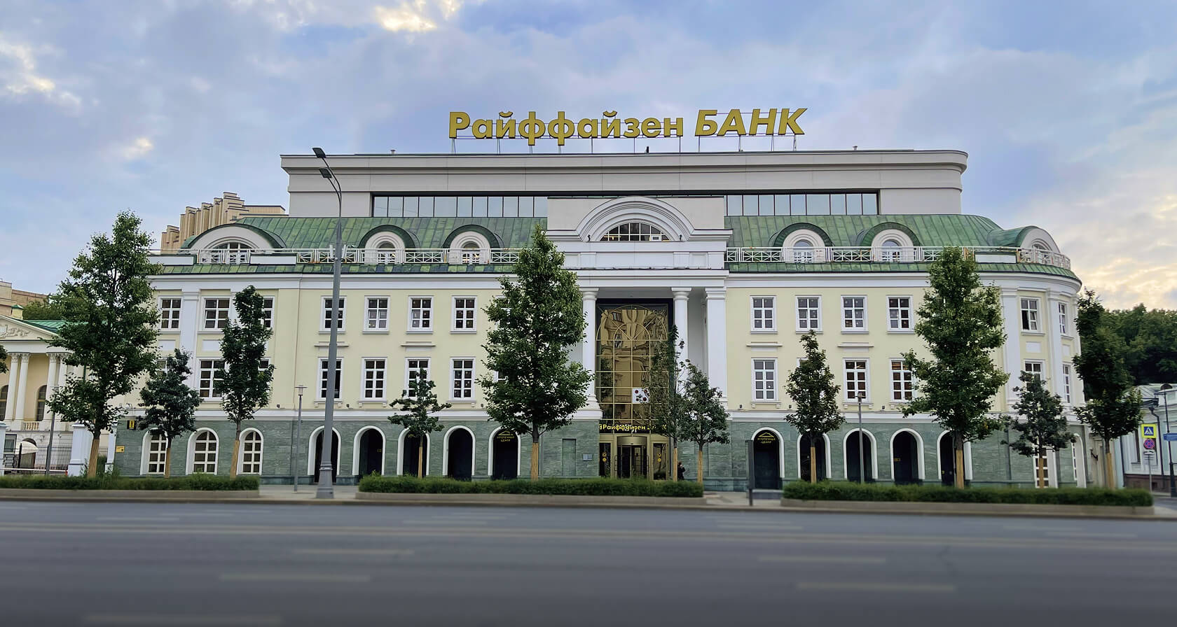 Остекление центрального офиса Райфайзен Банка 