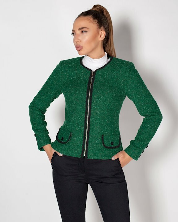 Един от най-продаваните модели в онлайн магазин Efrea е зелено сако с цип
