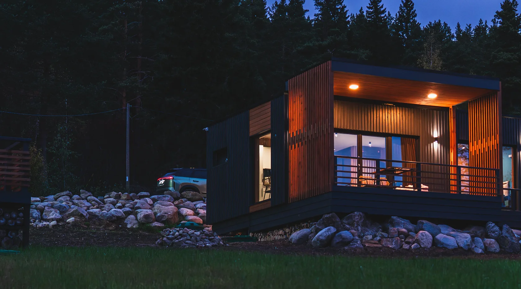 Модульный дом Country House вечером — терраса с подсветкой на фоне леса