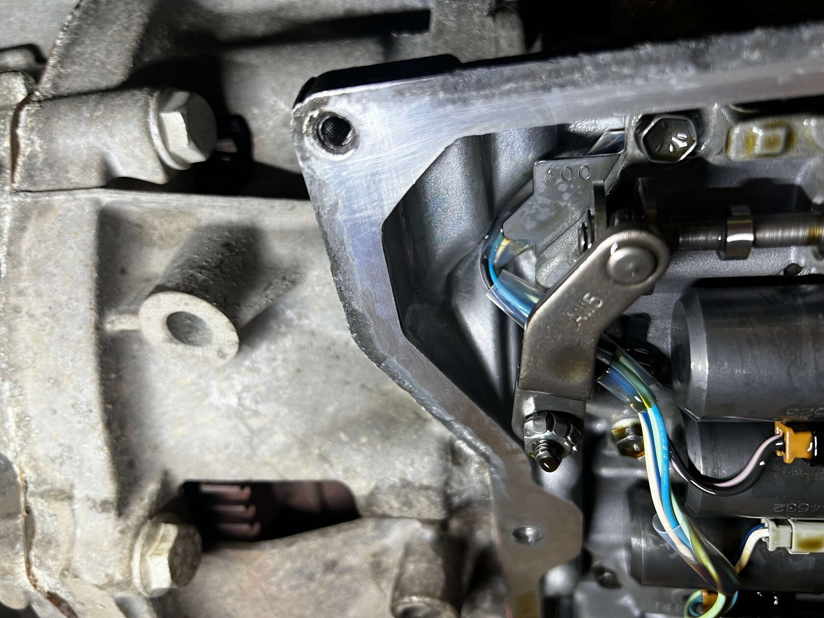 Высверливание заломанных болтов поддона