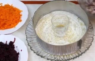 Приготовление салата «Селёдка под шубой»: шаг 6