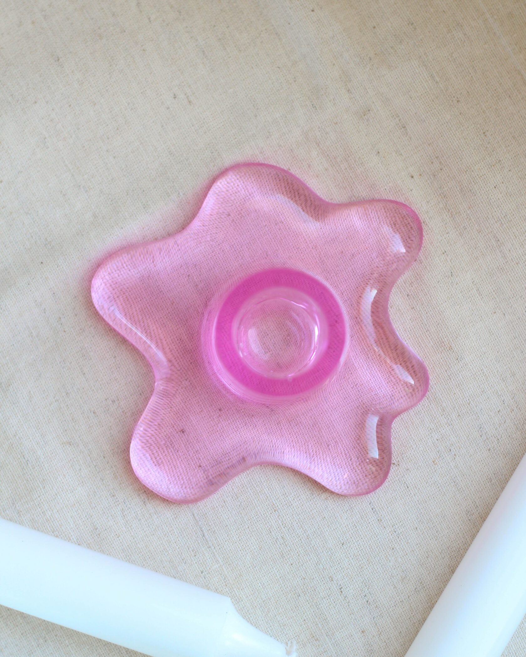 Подсвечник из эпоксидной смолы розовый